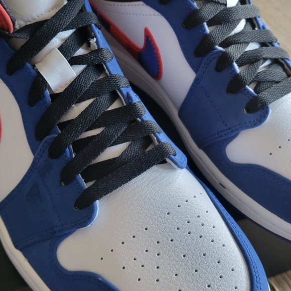 Air Jordan 1 Mid SE - Picture 4 of 15